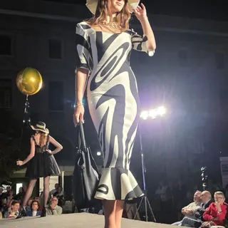 Sposa con girasoli e sposo con gilet in passerella di sera