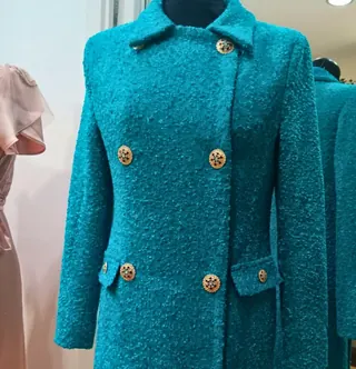 Cappotto in bouclé turchese con bottoni gioiello dorati