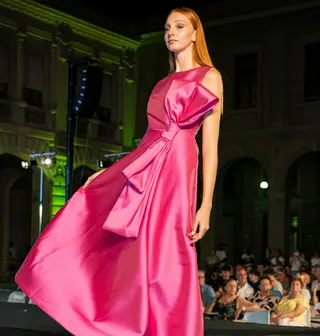 Abito in raso fucsia con fiocco in passerella