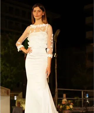 Abito da sposa a tubino con maniche ricamate in passerella