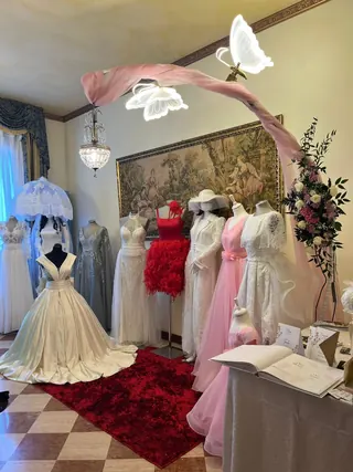 Lo stand Sart-Art con abiti da sposa e cerimonia a Treviso Sposi, Villa Braida